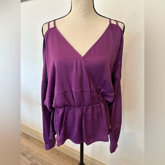 Venus Cold Shoulder NWT SZ 12 Women's Purple Top - Picture 2 of 7